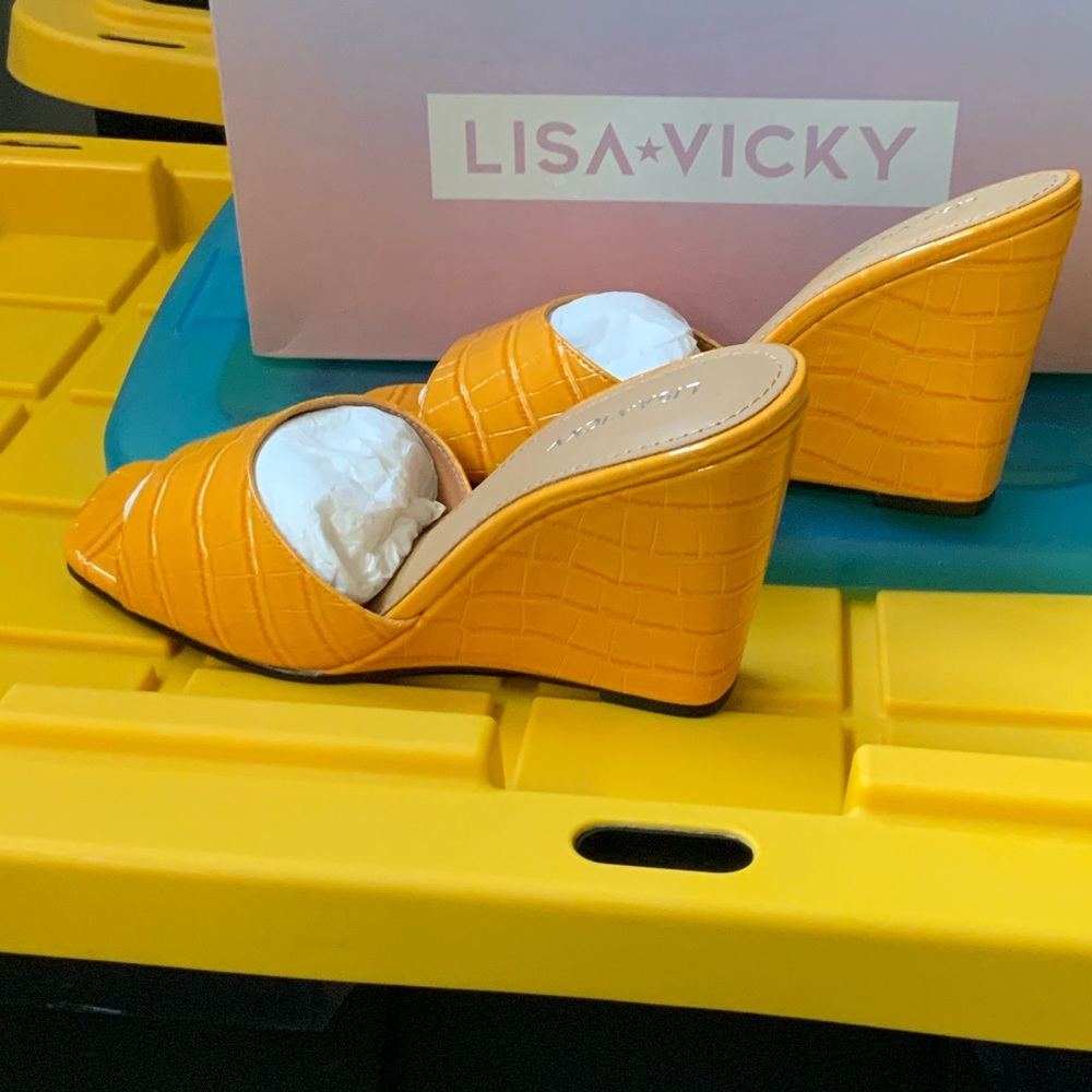 Lisa Vicky Mustard Yellow Croc-Embossed Wedged Sandals - Picture 5 of 7